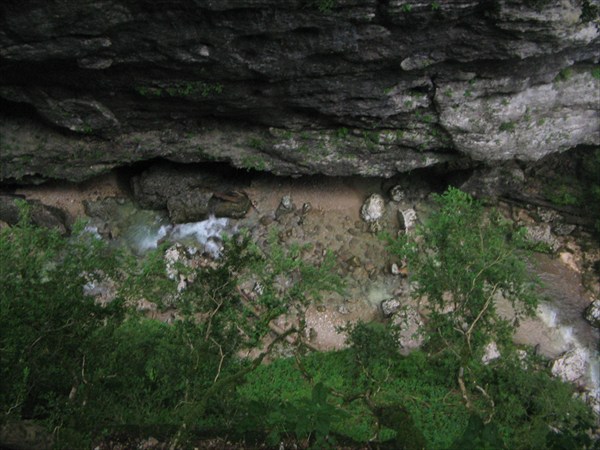 Вид в каньон с входа в пещеру